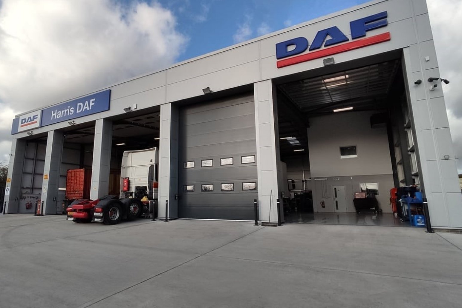 Harris DAF opens doors to all-new workshop facility